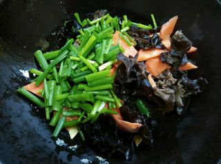 凉拌<a href=/shicai/shucai/MuEr/index.html target=_blank><u>木耳</u></a><a href=/shicai/rouqin/JiDan/index.html target=_blank><u>鸡蛋</u></a>