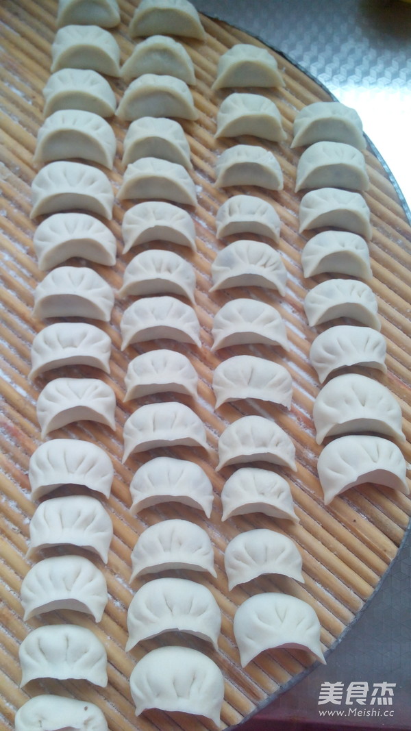 <a href=/shicai/rouqin/ZhengJi/index.html target=_blank><u>鸡肉</u></a>菌菇饺子的做法