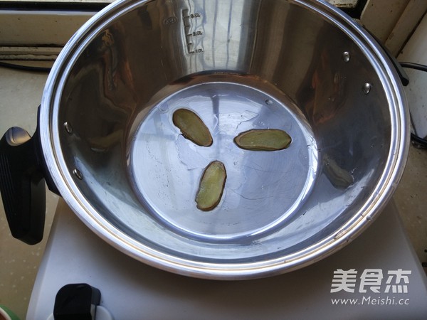 <a href=/shicai/shucai/XiQin/index.html target=_blank><u>西芹</u></a><a href=/shicai/shucai/BaiHe/index.html target=_blank><u>百合</u></a>的做法