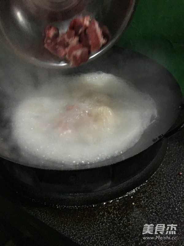 九旺源莲<a href=/shicai/shucai/Ou/index.html target=_blank><u>藕</u></a><a href=/shicai/rouqin/PaiGu/index.html target=_blank><u>排骨</u></a>汤的做法