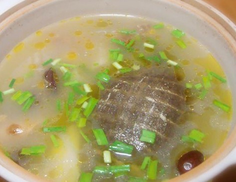 123.jpg <a href=/shicai/shuichanpin/JiaYu/index.html target=_blank><u>甲鱼</u></a>清汤的做法