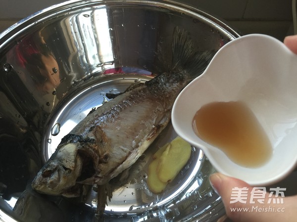 <a href=/shicai/shuichanpin/JiYu/index.html target=_blank><u>鲫鱼</u></a>汤的做法