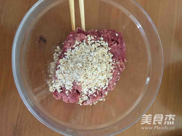 <a href=/shicai/rouqin/NiuRou/index.html target=_blank><u>牛肉</u></a>丸子的做法