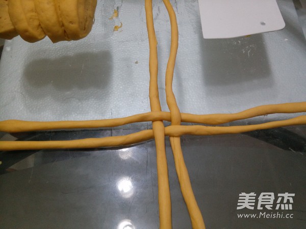 <a href=/shicai/shucai/NanGua/index.html target=_blank><u>南瓜</u></a>绣球豆沙包的做法