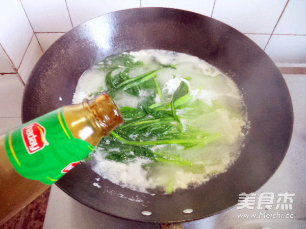 咸蛋<a href=/shicai/shucai/JieCai/index.html target=_blank><u>芥菜</u></a>汤面的做法