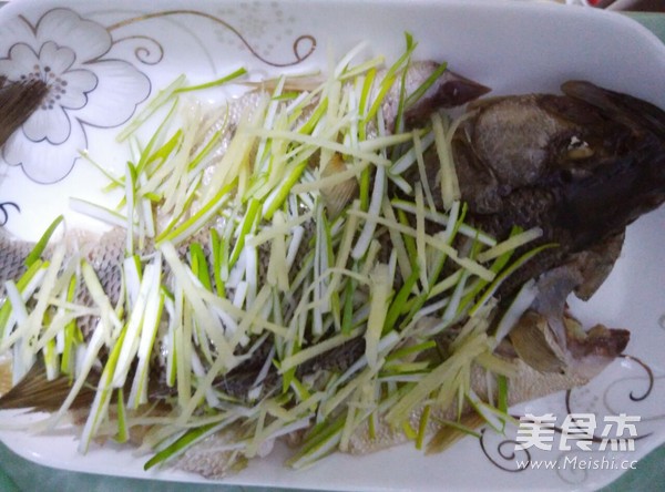 清蒸<a href=/shicai/shuichanpin/LuYu/index.html target=_blank><u>鲈鱼</u></a>的做法