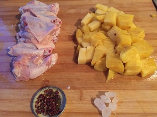 <a href=/shicai/guopin/BoLuo/index.html target=_blank><u>菠萝</u></a><a href=/shicai/rouqin/JiChi/index.html target=_blank><u>鸡翅</u></a>