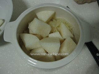 雪<a href=/shicai/guopin/Li/index.html target=_blank><u>梨</u></a><a href=/shicai/shucai/YinEr/index.html target=_blank><u>银耳</u></a>羹