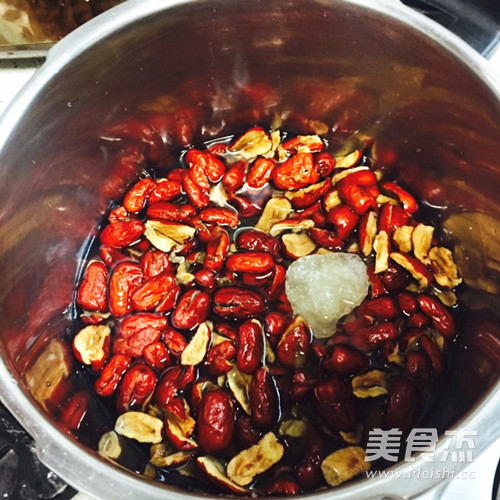 自制<a href=/shicai/guopin/Zao/index.html target=_blank><u>枣</u></a>泥馅的做法