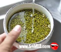 <a href=/shicai/mimian/LvDou/index.html target=_blank><u>绿豆</u></a>汤的做法1