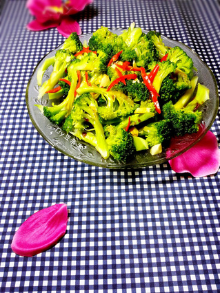 蒜香<a href=/shicai/shucai/XiLanHua/index.html target=_blank><u>西兰花</u></a>