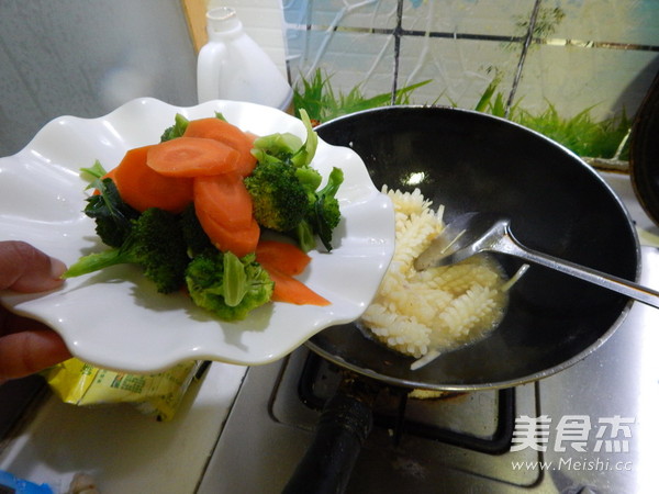 <a href=/shicai/shucai/XiLanHua/index.html target=_blank><u>西兰花</u></a>炒<a href=/shicai/shuichanpin/YouYu/index.html target=_blank><u>鱿鱼</u></a>花的做法