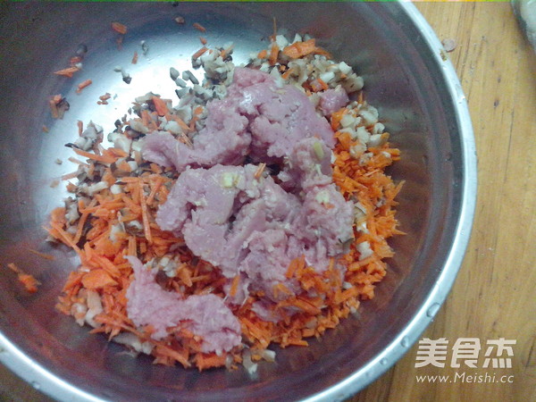 <a href=/shicai/shucai/XiangGu/index.html target=_blank><u>香菇</u></a><a href=/shicai/shucai/LuoBo/index.html target=_blank><u>萝卜</u></a>蒸饺的做法