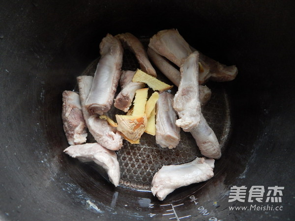 <a href=/shicai/shucai/BaiLuoBo/index.html target=_blank><u>白<a href=/shicai/shucai/LuoBo/index.html target=_blank><u>萝卜</u></a></u></a><a href=/shicai/rouqin/LeiPai/index.html target=_blank><u>肋排</u></a>汤的做法