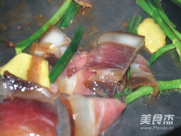 <a href=/shicai/rouqin/LaRou/index.html target=_blank><u>腊肉</u></a>炒有机<a href=/shicai/shucai/HuaCai/index.html target=_blank><u>花菜</u></a>的做法