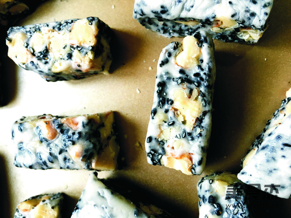 <a href=/shicai/guopin/ZhiMa/index.html target=_blank><u>芝麻</u></a>核<a href=/shicai/guopin/Tao/index.html target=_blank><u>桃</u></a>牛轧糖的做法