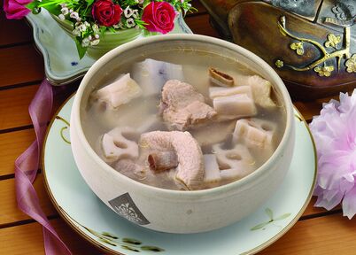 莲<a href=/shicai/shucai/Ou/index.html target=_blank><u>藕</u></a><a href=/shicai/rouqin/PaiGu/index.html target=_blank><u>排骨</u></a>汤