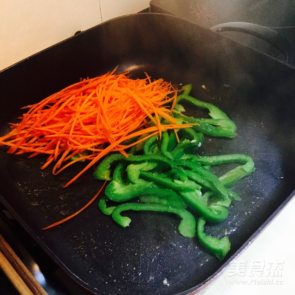 圆椒炒<a href=/shicai/mimian/MiFen/index.html target=_blank><u>米粉</u></a>的做法