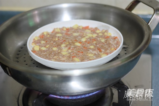 蒸<a href=/shicai/mimian/YuMi/index.html target=_blank><u>玉米</u></a>肉饼的做法