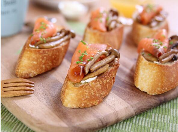 烟<a href=/shicai/shuichanpin/SanWenYu/index.html target=_blank><u>三文鱼</u></a><a href=/shicai/shucai/XiangGu/index.html target=_blank><u>香菇</u></a>多士怎么做?