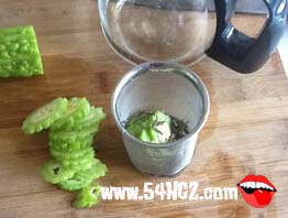 <a href=/shicai/shucai/KuGua/index.html target=_blank><u>苦瓜</u></a>茶的做法3