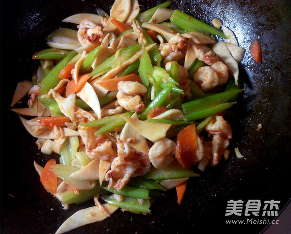 <a href=/shicai/shucai/XiQin/index.html target=_blank><u>西芹</u></a>虾片的做法