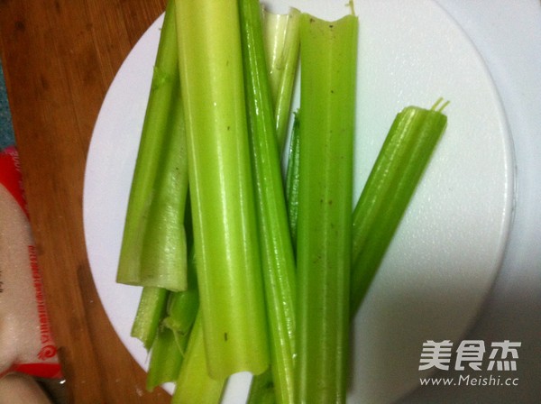 <a href=/shicai/guopin/HuaSheng/index.html target=_blank><u>花生</u></a>拌时蔬的做法