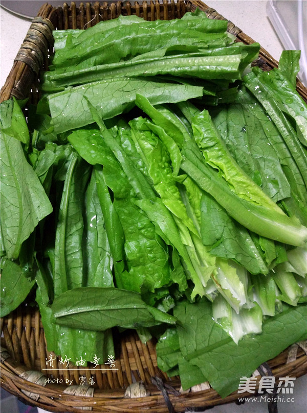 清炒<a href=/shicai/shucai/YouMaiCai/index.html target=_blank><u>油麦菜</u></a>的做法