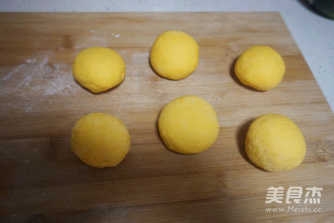 黄金<a href=/shicai/shucai/HeYe/index.html target=_blank><u>荷叶</u></a>饼的做法