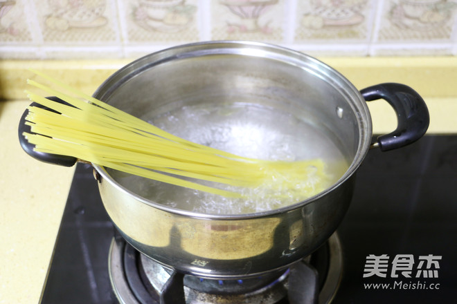 <a href=/shicai/guopin/NuiYouGuo/index.html target=_blank><u><a href=/shicai/guopin/NiuYouGuo/index.html target=_blank><u>牛油果</u></a></u></a><a href=/shicai/mimian/YiMian/index.html target=_blank><u>意面</u></a>的做法