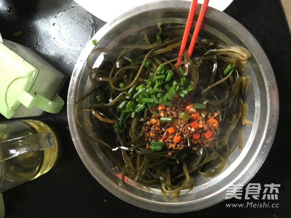 凉拌<a href=/shicai/shuichanpin/HaiDai/index.html target=_blank><u>海带</u></a>丝的做法