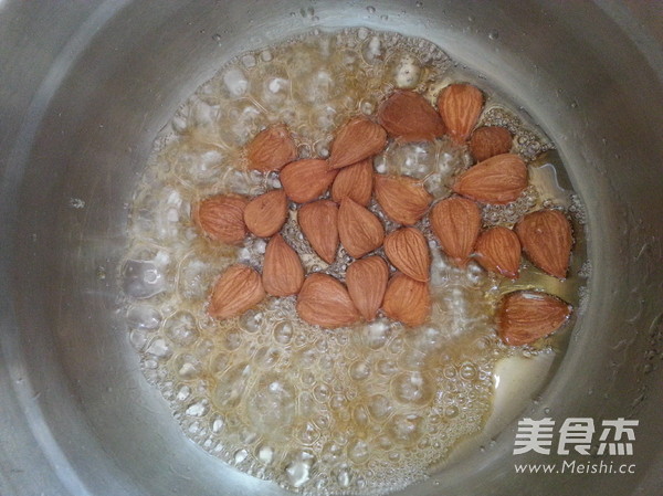 <a href=/shicai/guopin/ZhiMa/index.html target=_blank><u>芝麻</u></a><a href=/shicai/guopin/XingRen/index.html target=_blank><u><a href=/shicai/guopin/Xing/index.html target=_blank><u>杏</u></a>仁</u></a>的做法