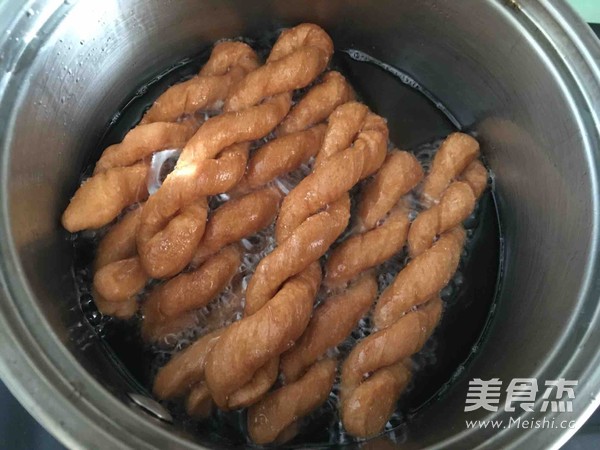 <a href=/shicai/rouqin/JiDan/index.html target=_blank><u>鸡蛋</u></a>小麻花的做法