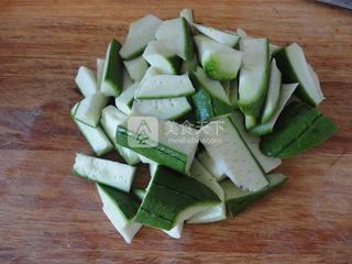 <a href=/shicai/shucai/SiGua/index.html target=_blank><u>丝瓜</u></a>炒<a href=/shicai/rouqin/JiDan/index.html target=_blank><u>鸡蛋</u></a>