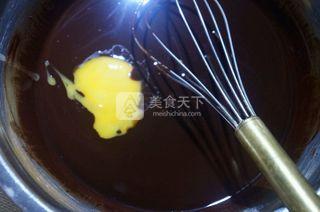 松露黑<a href=/shicai/mimian/QiaoKeLi/index.html target=_blank><u>巧克力</u></a>纸杯蛋糕