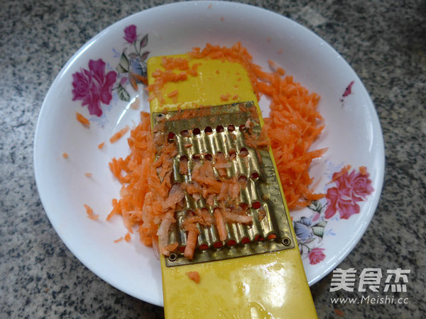 <a href=/shicai/shucai/HuLuoBo/index.html target=_blank><u>胡<a href=/shicai/shucai/LuoBo/index.html target=_blank><u>萝卜</u></a></u></a>肉末馅春卷的做法