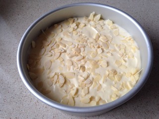 <a href=/shicai/guopin/XingRen/index.html target=_blank><u><a href=/shicai/guopin/Xing/index.html target=_blank><u>杏</u></a>仁</u></a><a href=/shicai/diaoweipin/FengMi/index.html target=_blank><u>蜂蜜</u></a><a href=zt/qifengdg target=_blank><u>戚风蛋糕</u></a>