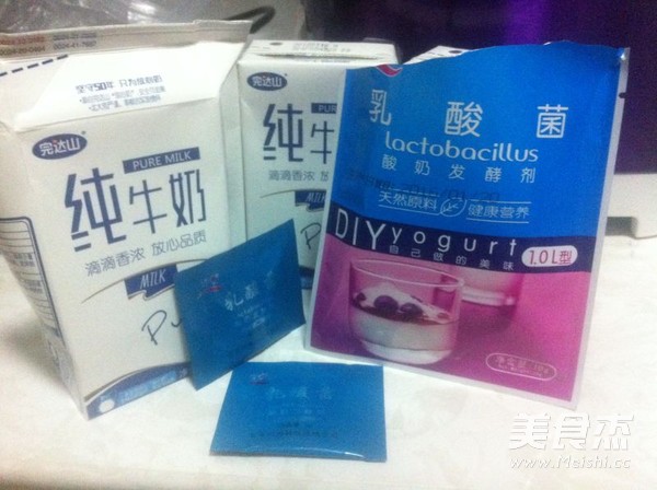 自制<a href=/shicai/guopin/HuoLongGuo/index.html target=_blank><u>火龙果</u></a><a href=/shicai/mimian/SuanNai/index.html target=_blank><u>酸奶</u></a>的做法