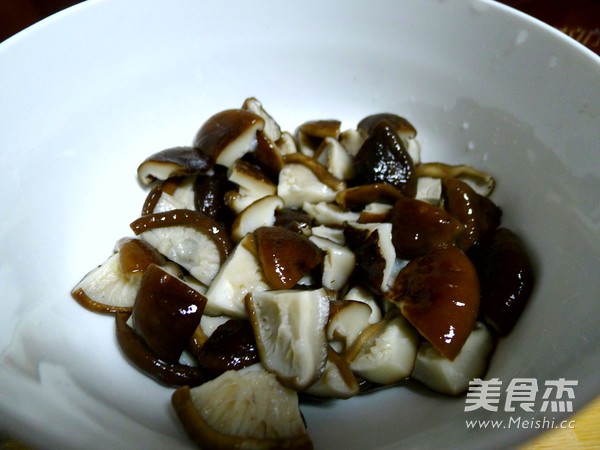 <a href=/shicai/diaoweipin/CongYou/index.html target=_blank><u>葱油</u></a>拌<a href=/shicai/shucai/XiangGu/index.html target=_blank><u>香菇</u></a>的做法