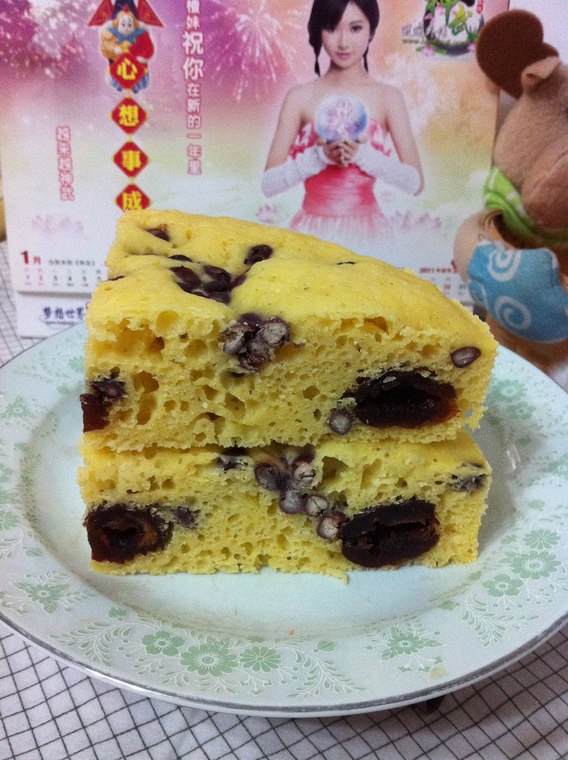 蜜<a href=/shicai/guopin/Zao/index.html target=_blank><u>枣</u></a><a href=/shicai/mimian/HongDou/index.html target=_blank><u>红豆</u></a><a href=/shicai/mimian/YuMiMian/index.html target=_blank><u><a href=/shicai/mimian/YuMi/index.html target=_blank><u>玉米</u></a>面</u></a>发糕的做法