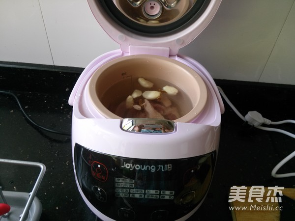 <a href=/shicai/guopin/LiZi/index.html target=_blank><u>栗子</u></a>麻鸭汤的做法