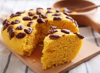 <a href=/shicai/shucai/NanGua/index.html target=_blank><u>南瓜</u></a>红<a href=/shicai/guopin/Zao/index.html target=_blank><u>枣</u></a>发糕步骤7