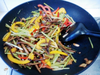 干锅<a href=/shicai/shucai/ChaShuGu/index.html target=_blank><u>茶树菇</u></a>