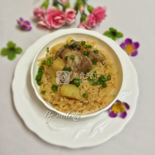 <a href=/shicai/rouqin/PaiGu/index.html target=_blank><u>排骨</u></a><a href=/shicai/shucai/TuDou/index.html target=_blank><u>土豆</u></a>焖饭