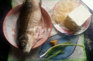 <a href=/shicai/shuichanpin/JiYu/index.html target=_blank><u>鲫鱼</u></a><a href=/shicai/shucai/YinEr/index.html target=_blank><u>银耳</u></a><a href=/shicai/mimian/DouFu/index.html target=_blank><u>豆腐</u></a>汤