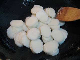 炒<a href=/shicai/shucai/GuiHua/index.html target=_blank><u>桂花</u></a><a href=/shicai/mimian/NianGao/index.html target=_blank><u>年糕</u></a>