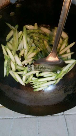 <a href=/shicai/rouqin/LaRou/index.html target=_blank><u>腊肉</u></a>炒<a href=/shicai/shucai/LuSun/index.html target=_blank><u>芦笋</u></a>