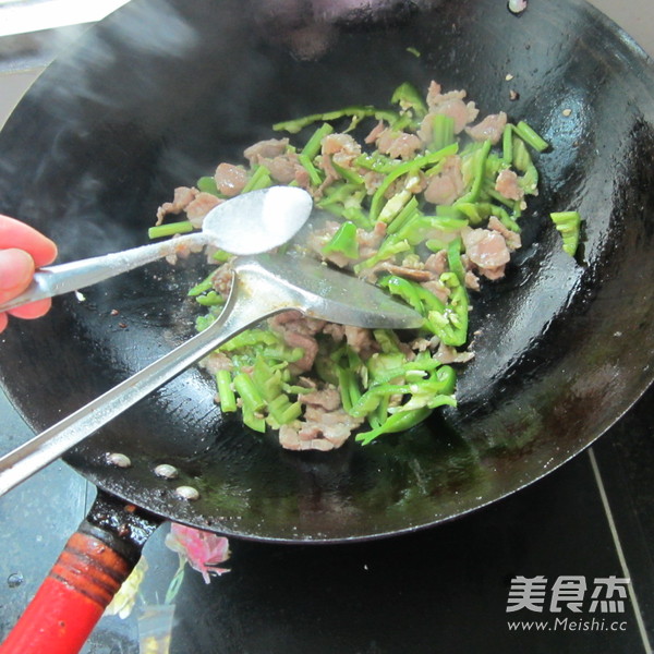 <a href=/shicai/shucai/XiQin/index.html target=_blank><u>西芹</u></a><a href=/shicai/shucai/QingJiao/index.html target=_blank><u>青椒</u></a>肉丝的做法