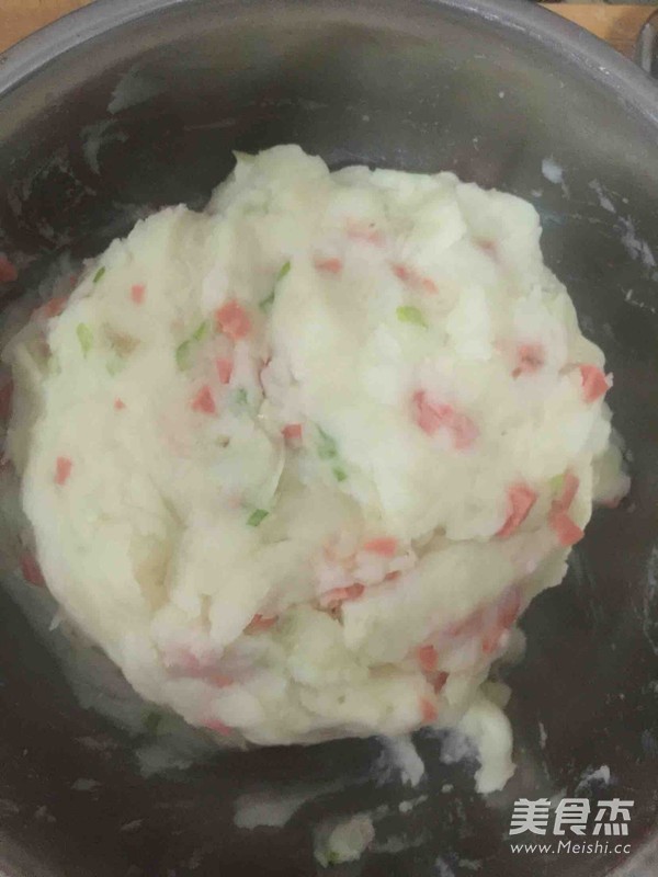 自制<a href=/shicai/shucai/TuDou/index.html target=_blank><u>土豆</u></a>饼的做法