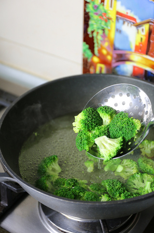 <a href=/shicai/shucai/XiangGu/index.html target=_blank><u>香菇</u></a>蚝油烩<a href=/shicai/shuichanpin/HaiSen/index.html target=_blank><u>海参</u></a>